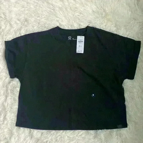 Gilly Hicks size medium, short sleeve black casual crop top.  NWT. - Picture 1 of 6
